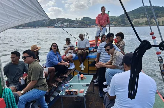 Private Cruise in Lisbon: Traditional 1895 Boat with Drinks
