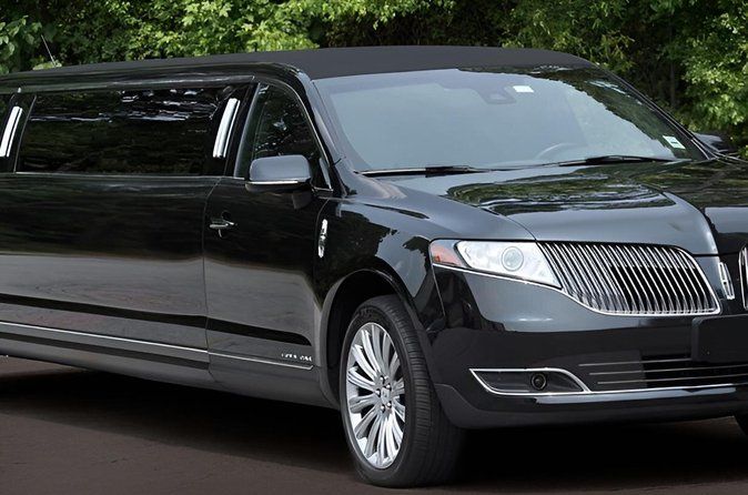 Private Transfer: Las Vegas to LAS Airport by Luxury SUV or Limo