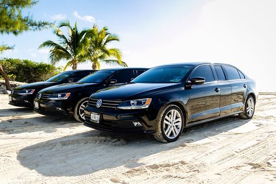 Departure by Luxury Sedan from Cancun Hotel Zone to Cun Airport