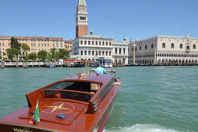 Tour 1 HRS Gran Canal with Luxury Boat
