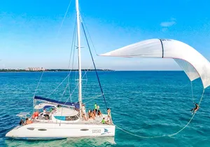Catamaran family friendly Tour to Isla Mujeres with lunch