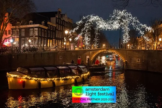 Amsterdam Light Festival: Canal Cruise + Snack & Unlimited Drinks