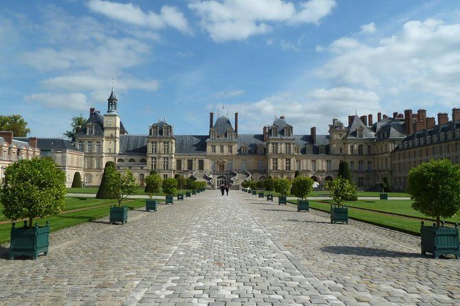 Round transfer to Fontainebleau and Vaux le Vicomte from Paris