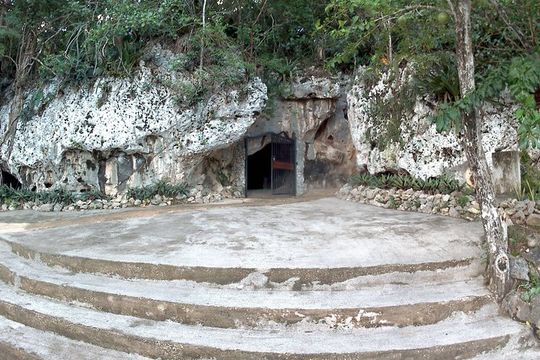 Green grotto cave tour