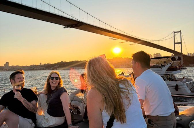 Small Group Yacht Tour With Unlimited Wine, Fruits & Mixed Nuts
