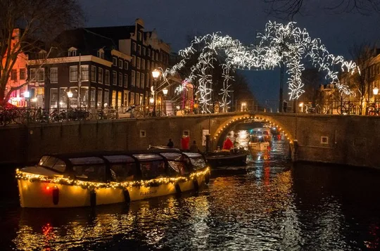 Amsterdam Light Festival: Canal Cruise + Snack & Unlimited Drinks