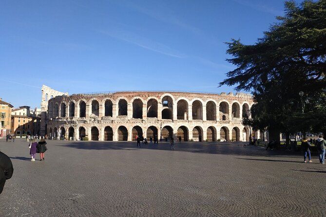 3-Hour Walking Tour with Guide Discovering Verona