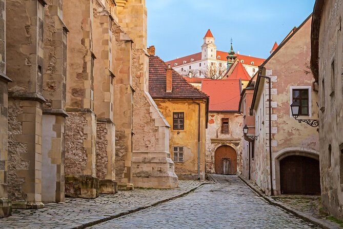 True Crime Walking Tour in the Buda Castle district