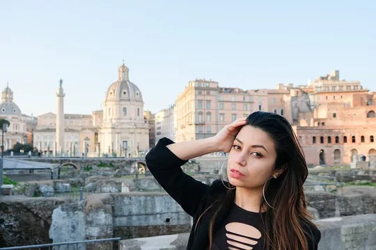 1-Hour Private Photoshoot Taking Beautiful Pictures in Rome