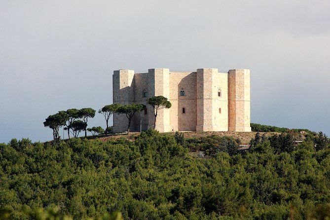 Walking tour Castel del Monte Unesco site