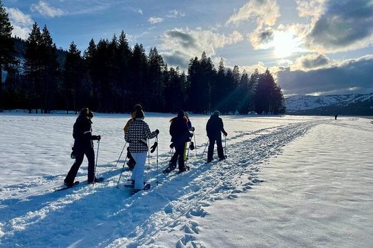 Lake Tahoe: Sunset Snowshoe Trek with Hot Drinks and Snacks