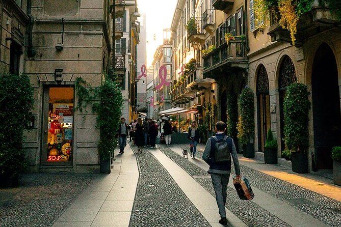 Gallery Art and Culture Guided Walking Tour in Brera + Ebook