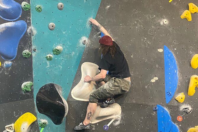 Beginner Bouldering and Climbing Lessons in Calgary, Gym included