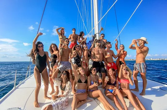 Isla Mujeres Catamaran Tour from Cancun with snorkel and Open Bar