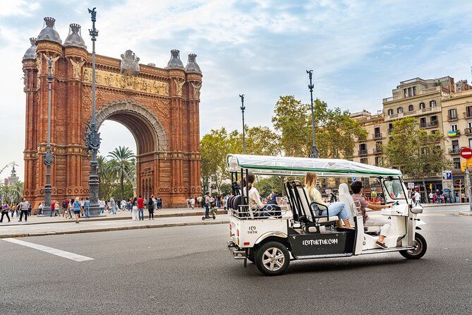 Expert Tour Plus of Barcelona in Eco Tuk Tuk Private