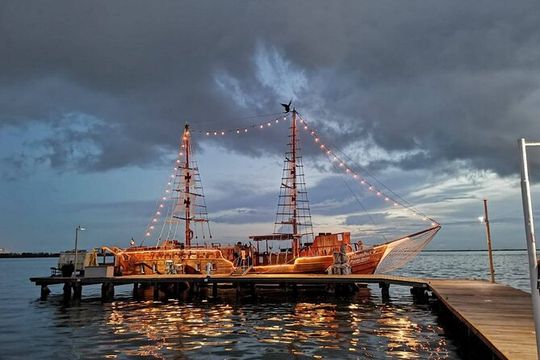 2x1 Romantic Columbus Dinner on the Lagoon aboard Spanish Galleon