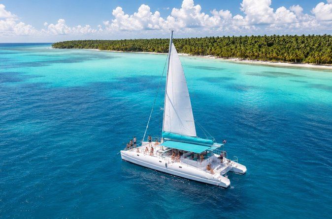Saona Island Catamaran: Natural Pool, Starfish, Lunch & Bar