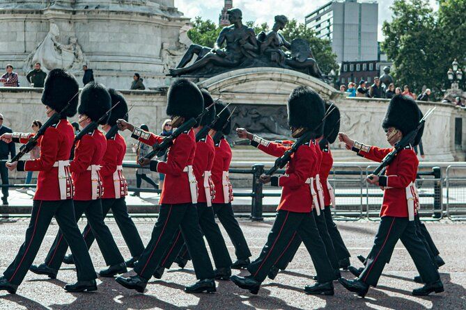 London Highlights: Guided Walking Tour & Changing of the Guards