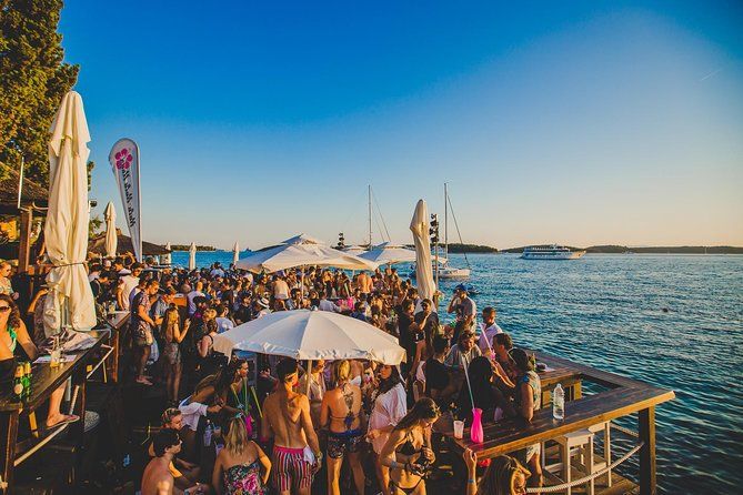 Private Half-Day Boat Tour to Hula Hula & Laganini Beach Bars