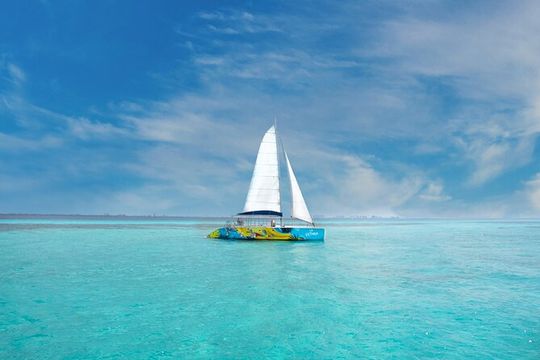 Guided Full Day Catamaran Isla Mujeres Pleasure Tour in Cancun