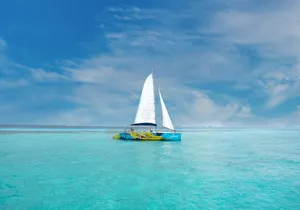 Guided Full Day Catamaran Isla Mujeres Pleasure Tour in Cancun
