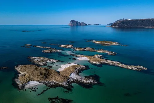 Tromsø: Kvaløya & Sommarøy Guided Fjord Tour with Lunch