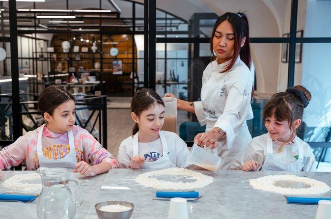 Clase de cocina de pizza o pasta en Roma, degustación de helados y vino ilimitado.