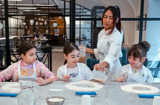 Clase de cocina de pizza o pasta en Roma, degustación de helados y vino ilimitado.