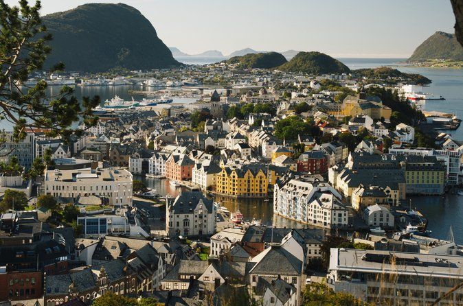 Small-Group Walk in Ålesund: Art Nouveau & Insider Tips