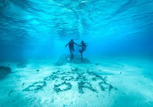 Romantic dive in the lagoon of Bora Bora