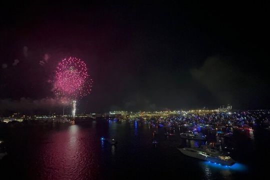 Miami: New Years Eve Fireworks on Biscayne Bay and South Beach