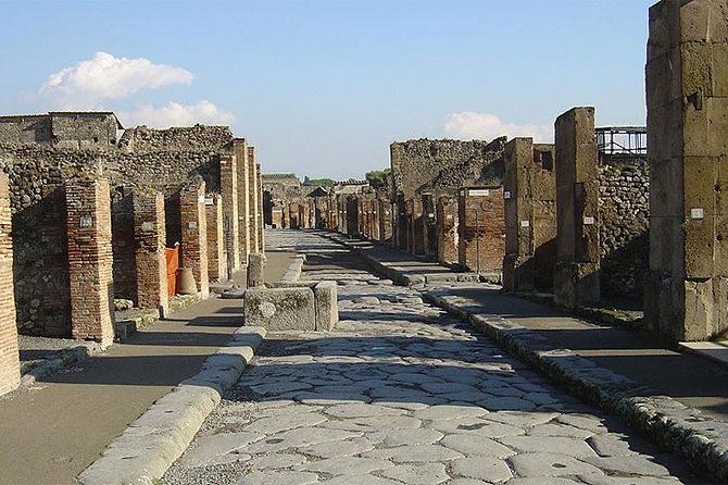 Transfer Naples to Ravello and stop in Pompeii