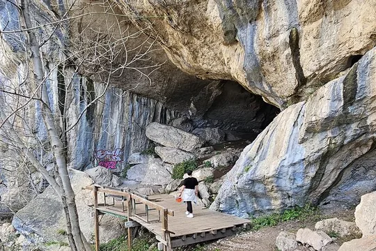 Private Hiking Tour to Pellumbas Cave & Erzen River