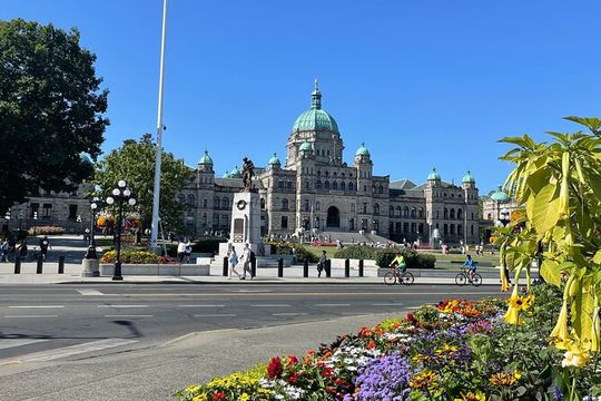 Victoria City and Butchart Gardens Private Tour