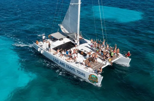 Isla Mujeres : Catamaran with Free Bar, Snorkeling, Food and Everything