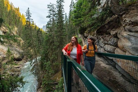 Up to 6 Guests Private Tour Lake Louise、Banff and Emerald Lake