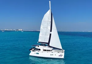 Private Catamaran Tour Super to Isla Mujeres