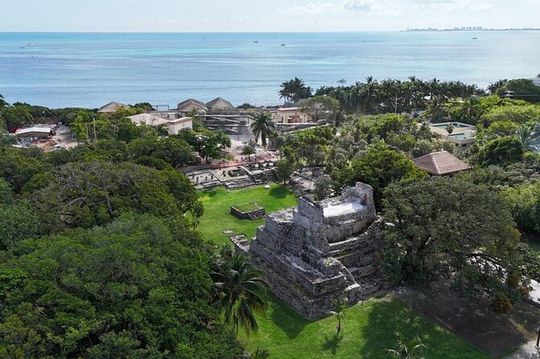 Cancun Guided Sightseeing El Meco Site, Letters and Shopping