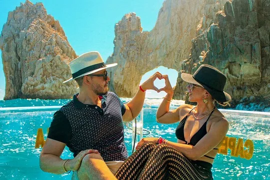 Instagrammable Glass-bottom boat trip in Los Cabos Bay