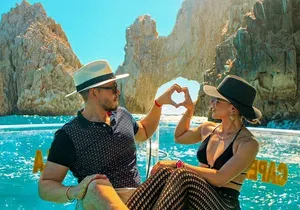 Instagrammable Glass-bottom boat trip in Los Cabos Bay