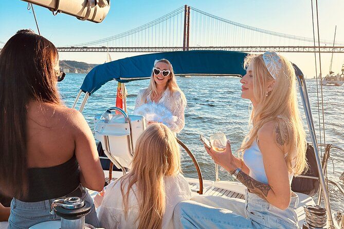 Lisbon Adventure: 2 Hours Tuk-Tuk Tours and 2 H Sunset Sailing
