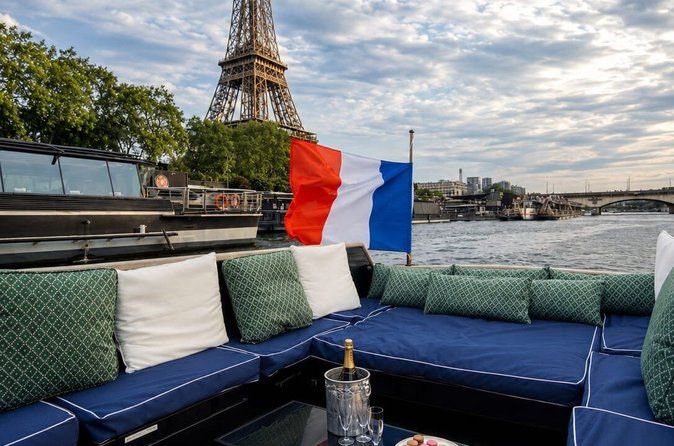 Romantic guided cruise with champagne