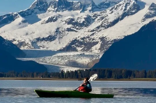 Kajakken in kleine groepen in Juneau met uitzicht op de Mendenhall-gletsjer