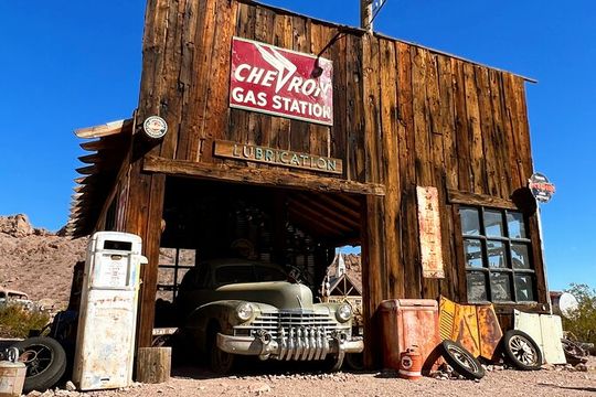 Small Group Nelson Ghost Town, Pioneer Saloon, 7 Magic Mountains