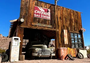 Small Group Nelson Ghost Town, Pioneer Saloon, 7 Magic Mountains