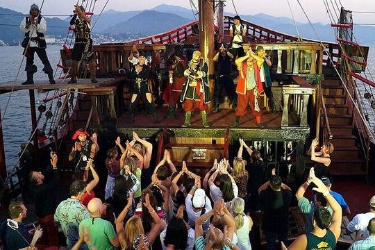 Dinner and show pirate night Hook in Cancun