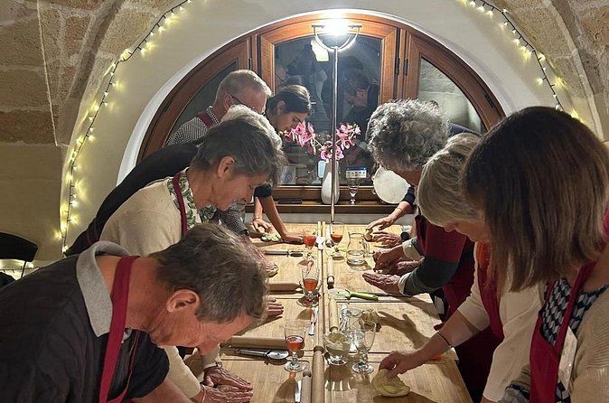 Cooking class with family and in the garden of an old boathouse