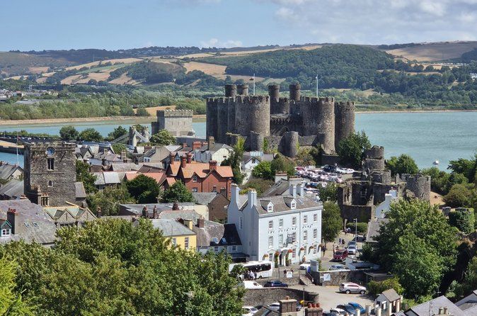 Conwy Town & Castle exterior open group tour with official guide