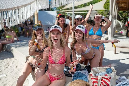 Deluxe Catamaran tour to Isla Mujeres with Open Bar and Lunch