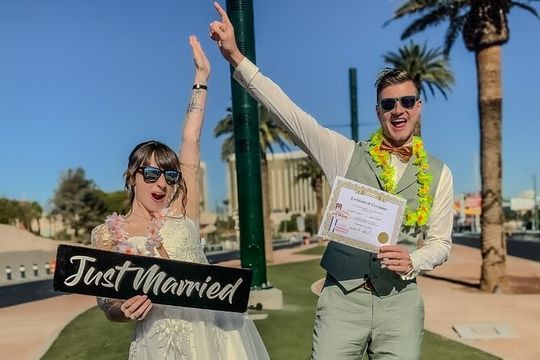 Get Married at the Fabulous Las Vegas Sign + Photos
